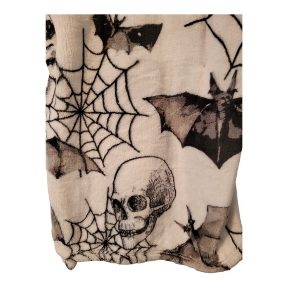 Spooky Hallow Soft Oversized Throw skull spiderweb bats Halloween - Picture 3 of 3